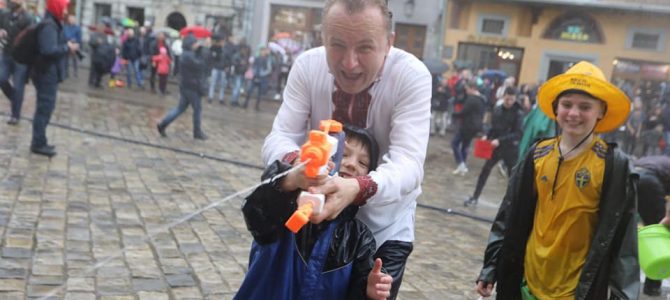 Обливаний понеділок: мокрий, як хлющ, мер Львова поливав містян із водяного пістолета (фото) Обливаний понеділок: мокрий, як хлющ, мер Львова поливав містян із водяного пістолета (фото)