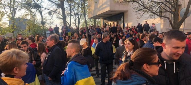 «Дякую, Петре!» Прихильники Порошенка зібралися на Банковій подякувати президенту за безвіз, армію та децентралізацію «Дякую, Петре!» Прихильники Порошенка зібралися на Банковій подякувати президенту за безвіз, армію та децентралізацію