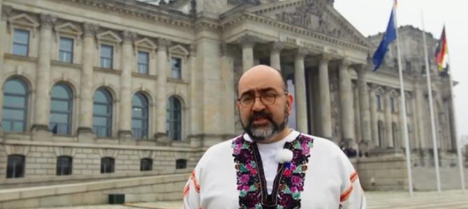 Європейські депутати вдягнули вишиванки на знак підтримки України Європейські депутати вдягнули вишиванки на знак підтримки України