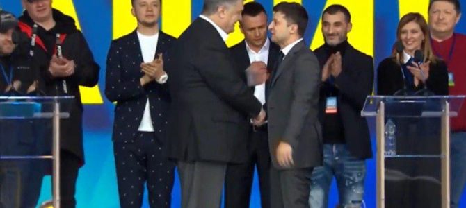 Порошенко та Зеленський потиснули руки на одній сцені Команди Зе на НСК “Олімпійський” Порошенко та Зеленський потиснули руки на одній сцені Команди Зе на НСК “Олімпійський”