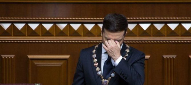 З’явилось відео, як під час інавгурації Зеленського впало посвідчення президента З’явилось відео, як під час інавгурації Зеленського впало посвідчення президента