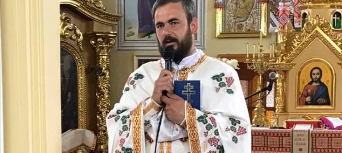 Священник на Львівщині почистив увесь цвинтар від пластикових вінків та квітів Священник на Львівщині почистив увесь цвинтар від пластикових вінків та квітів