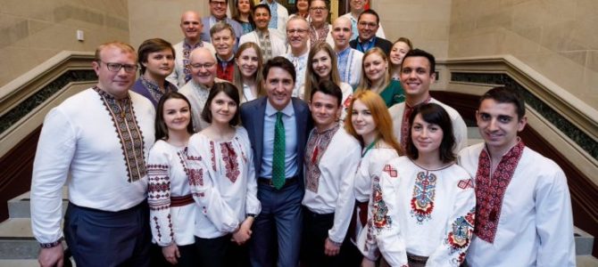 У Канаді депутати прийшли у парламент в українських вишиванках У Канаді депутати прийшли у парламент в українських вишиванках