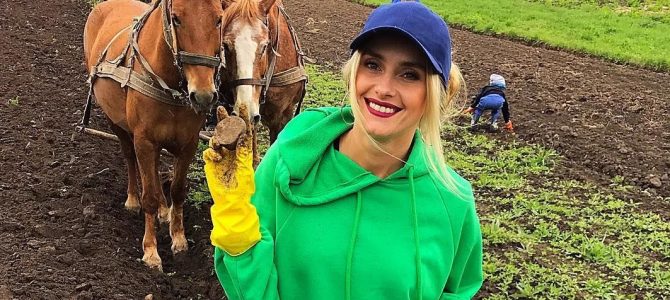 Ірина Федишин показала, як працює на городі разом з сином Ірина Федишин показала, як працює на городі разом з сином