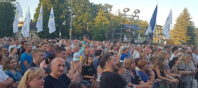 На Львівщині зустріч з Порошенком намагалися зірвати димовими шашками (фото, відео) На Львівщині зустріч з Порошенком намагалися зірвати димовими шашками (фото, відео)