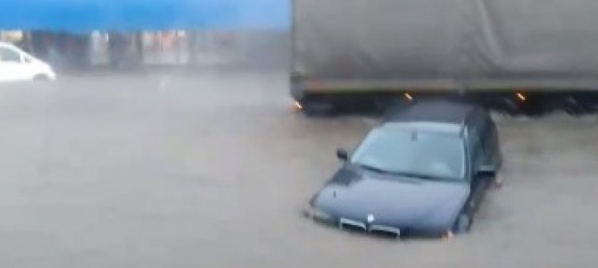 Кам’янець-Подільський пішов під воду: шокуючі кадри Кам’янець-Подільський пішов під воду: шокуючі кадри