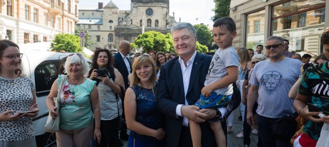 Порошенко у Львові пив каву, купував квіти та робив селфі з львів’янами (фото, відео) Порошенко у Львові пив каву, купував квіти та робив селфі з львів’янами (фото, відео)