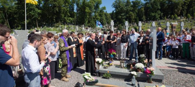 Порошенко у Львові вшанував пам’ять Василя Сліпака Порошенко у Львові вшанував пам’ять Василя Сліпака