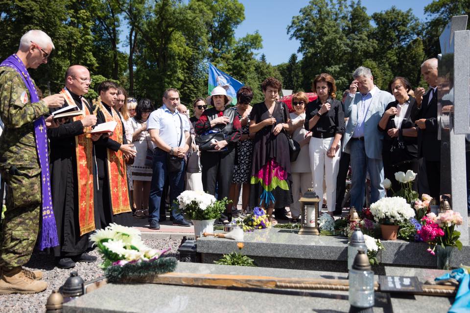 На могилі Василя Сліпака фото: Петро Порошенко