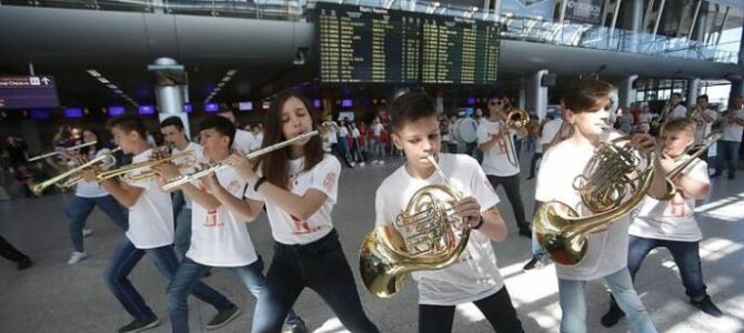 У львівському аеропорту відбувся музичний флеш-моб (відео) У львівському аеропорту відбувся музичний флеш-моб (відео)