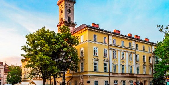 Невідомий виліз на верхівку флагштока вежі львівської Ратуші, щоб зробити фото (відео) Невідомий виліз на верхівку флагштока вежі львівської Ратуші, щоб зробити фото (відео)