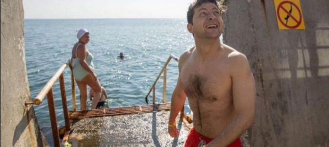 Зеленський в помаранчевих шортах скупався в Чорному морі (фото, відео) Зеленський в помаранчевих шортах скупався в Чорному морі (фото, відео)