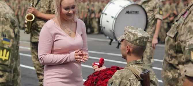 На Львівщині шестеро військових освідчилися своїм дівчатам під час присяги (фото) На Львівщині шестеро військових освідчилися своїм дівчатам під час присяги (фото)