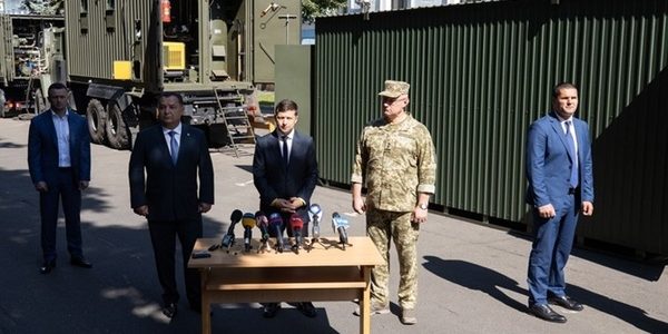 “Повна нісенітниця!” У Зеленського пояснили “конфлікт” із Полтораком “Повна нісенітниця!” У Зеленського пояснили “конфлікт” із Полтораком