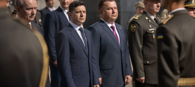 Зеленський публічно штовхнув Полторака (відео) Зеленський публічно штовхнув Полторака (відео)