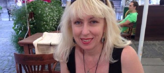 “Ми не повинні ненавидіти одне одного через те, що вони чубляться через шанс нас грабувати”, – журналістка Світлана Хитрова “Ми не повинні ненавидіти одне одного через те, що вони чубляться через шанс нас грабувати”, – журналістка Світлана Хитрова