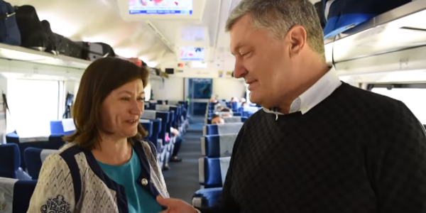 “Боріться!”: вчителька розплакалася, зустрівши Порошенка в потязі “Боріться!”: вчителька розплакалася, зустрівши Порошенка в потязі