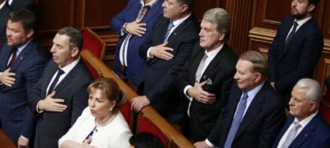 Знак згори?: З Порошенком стався конфуз під час отримання депутатського посвідчення Знак згори?: З Порошенком стався конфуз під час отримання депутатського посвідчення