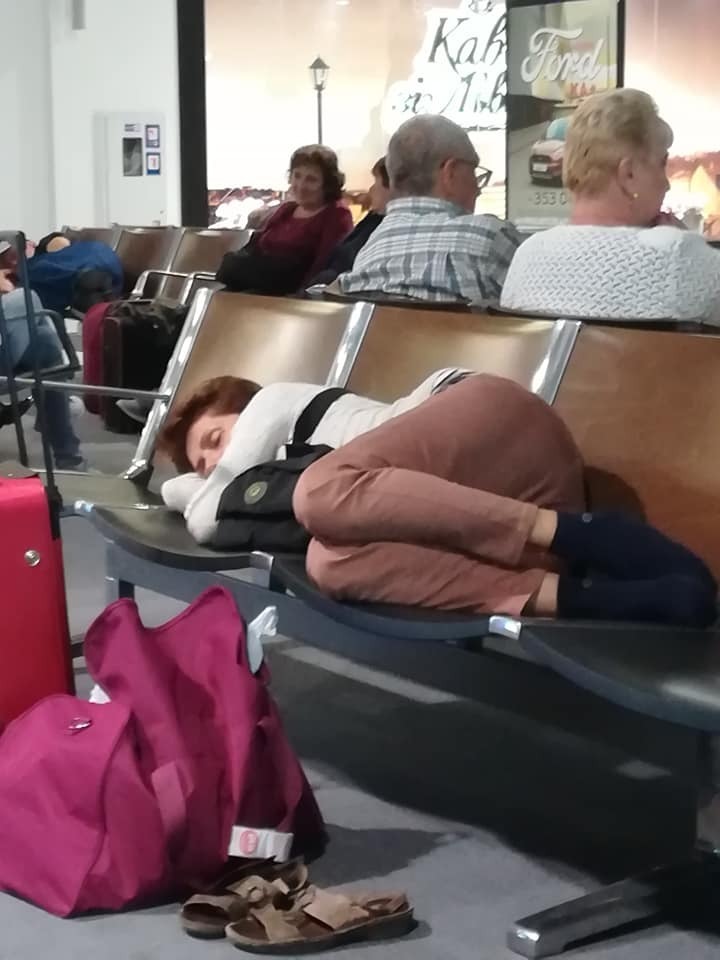 Голодні і сплять на підлозі: у Львові стався масштабний авіаколапс