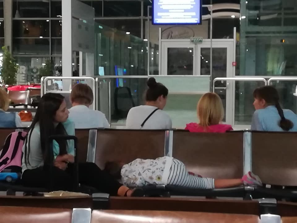Голодні і сплять на підлозі: у Львові стався масштабний авіаколапс
