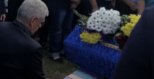 Голова сенату Польщі став на коліно перед могилою українського військового Голова сенату Польщі став на коліно перед могилою українського військового