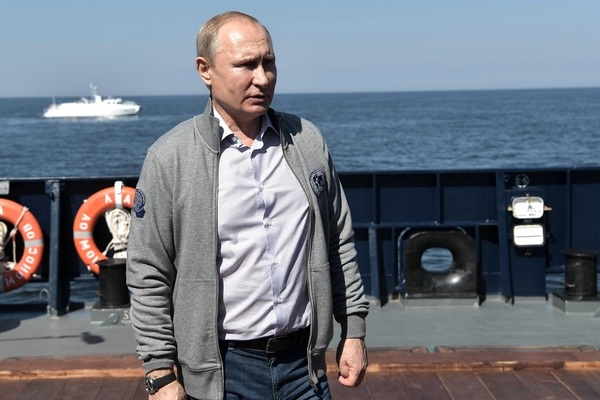 Володимир Путін під час поїздки до Північно-Західного федерального округу