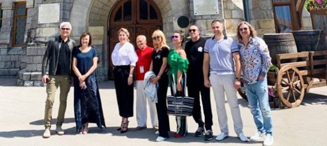 “Виродки шоубізнесу” – російські виконавці незаконно приїхали до окупованого Криму за українським вином “Виродки шоубізнесу” – російські виконавці незаконно приїхали до окупованого Криму за українським вином