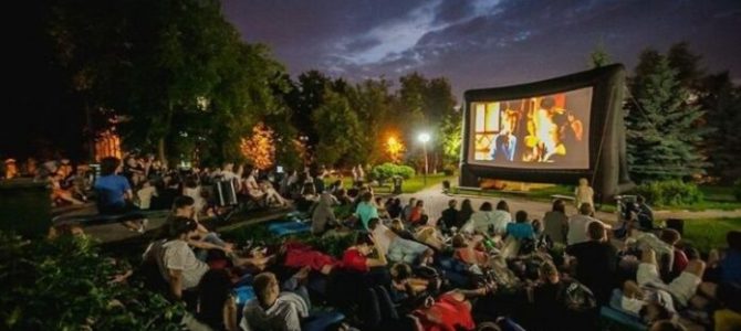 У містечку на Львівщині місцеві власноруч облаштували кінозал просто неба (фото) У містечку на Львівщині місцеві власноруч облаштували кінозал просто неба (фото)