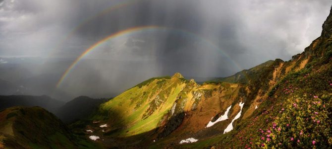 Унікальне явище: в мережі показали фото рідкісної веселки в Карпатах Унікальне явище: в мережі показали фото рідкісної веселки в Карпатах
