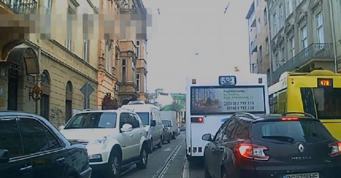 9 хвилин через шалені затори: Як львівські водії пропускають спецтранспорт з сиреною