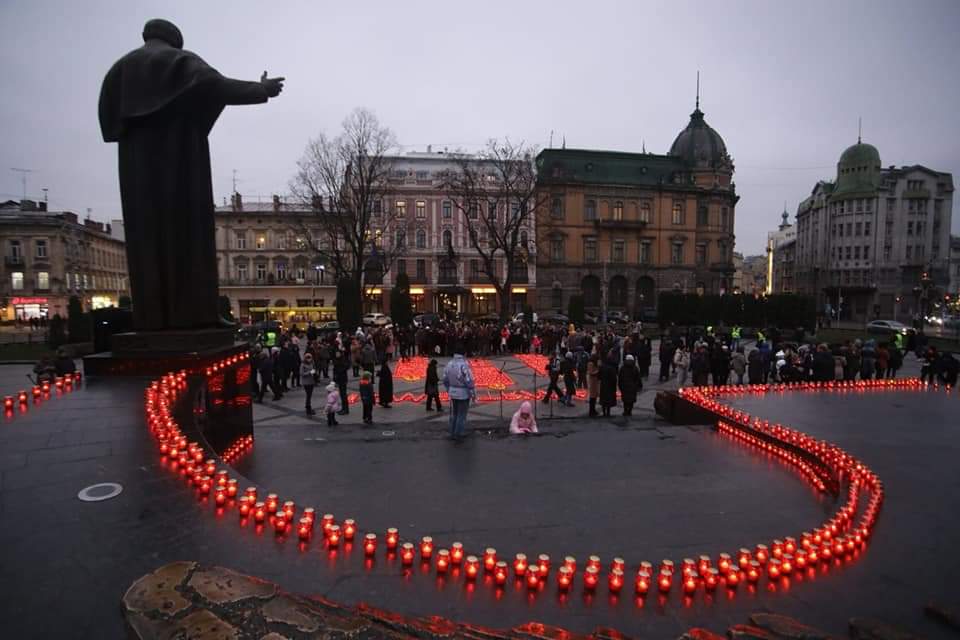 Львів’яни запалили сотні лампадок в пам’ять про жертв Голодомору