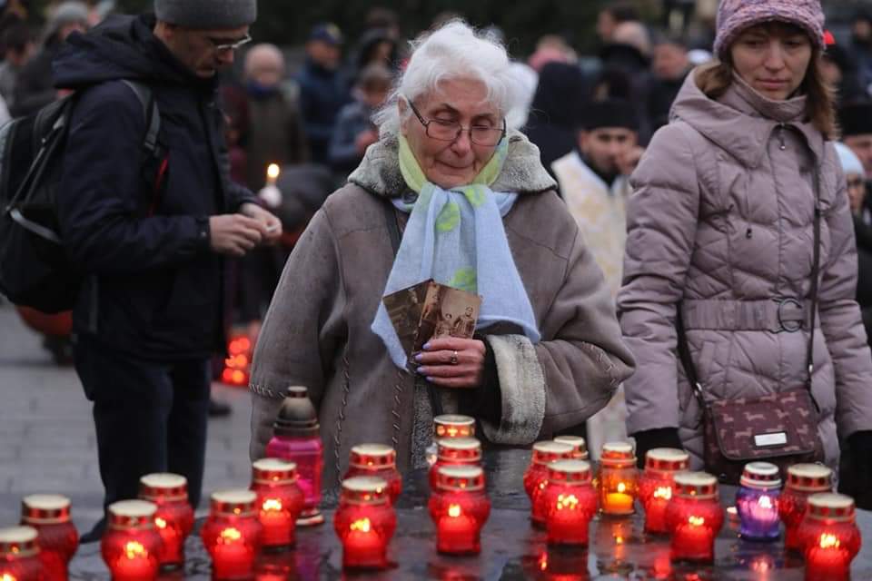 Львів’яни запалили сотні лампадок в пам’ять про жертв Голодомору