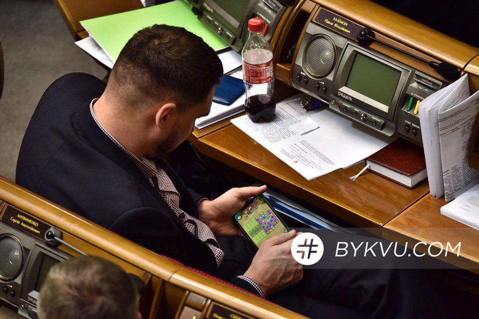"Важкий день": "слугу народу" впіймали за іграми у Раді