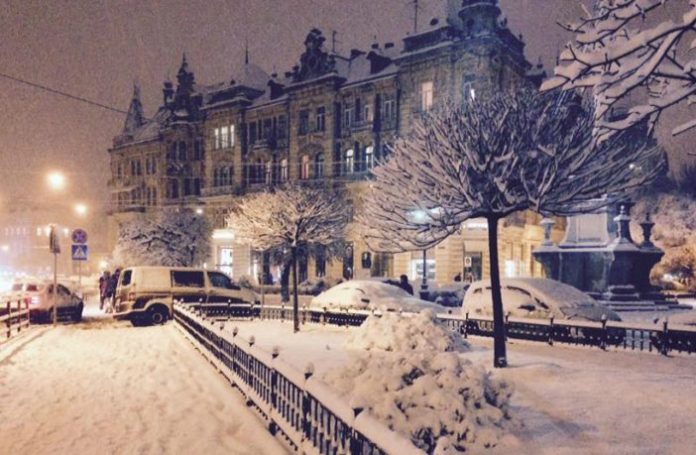 Львів замело снігом: найкращі фото з соцмереж