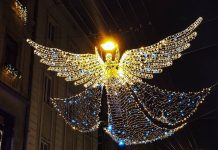 Над вулицею у центрі Львова заcяяв 8-метровий янгол