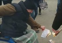 «Не хочемо платити»: українці показово палять платіжки за транспортування газу