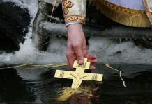 “Нічого святого у купаннях на Водохреще нема” – Митрополит ПЦУ Димитрій (Рудюк)