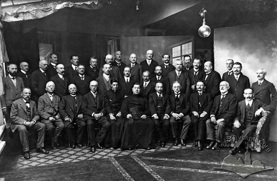 Міхал Тепфер (стоїть по центру фото, у першому ряді) разом із іншими російськими військовими заручниками – львів’янами, 1915 рік