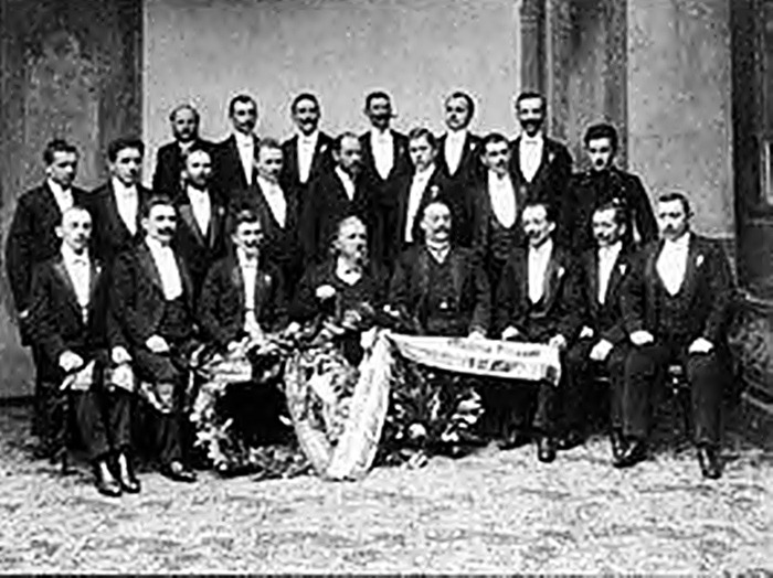 Ян Ґалль (сидить в центрі) разом із хором “Ехо”, 1905 рік