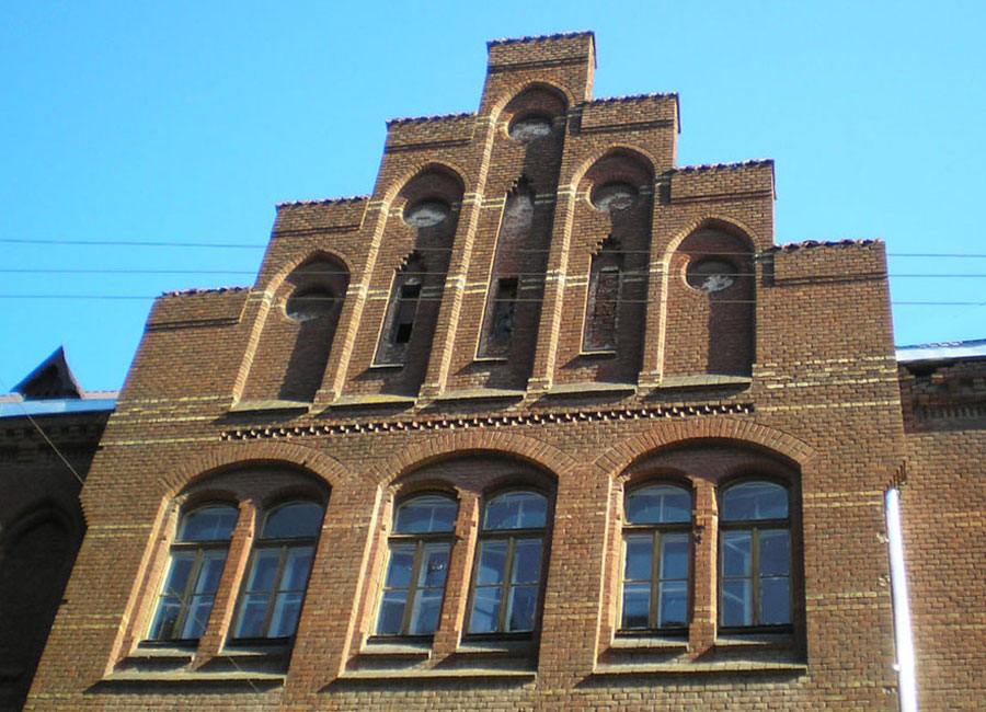 Школа Святої Анни. Один з фронтонів бічного фасаду