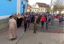 На самбірщині під час пандемії коронавірусу священник влаштував масовий хресний хід