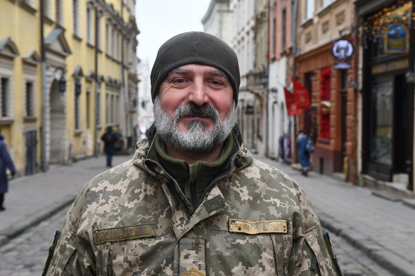 Старшина 24-ї ОМБр імені короля Данила Едуард Крохмалюк родом з села Вашківці Сокирянського району Чернівецької області. За фахом - гідрогеолог. Під час служби в армії допомагав ліквідовувати аварію на Чорнобильській АЕС. 11 років танцював в ансамблі ”Веснянка”. З 1998-го по 2004-й жив у Берліні. Працював на будівництві, мив посуд. Повернувся до Києва, керував рестораном італійської, австрійської та німецької кухні ”Бельведер”. З 2006-го – заступник директора компанії ”М. Контракт”, що постачає обладнання для закладів харчування. 2015 року пішов на фронт. Відбув три ротації у Кримському, Торецьку, Красногорівці та Мар’їнці. 2016-го з побратимами відкрив ресторан ”Патріот” у Львові. Має сина Євгена та дочку Наталію. Їй подарував усі свої військові нагороди. Продовжує служити у 24-й ОМБр імені короля Данила.