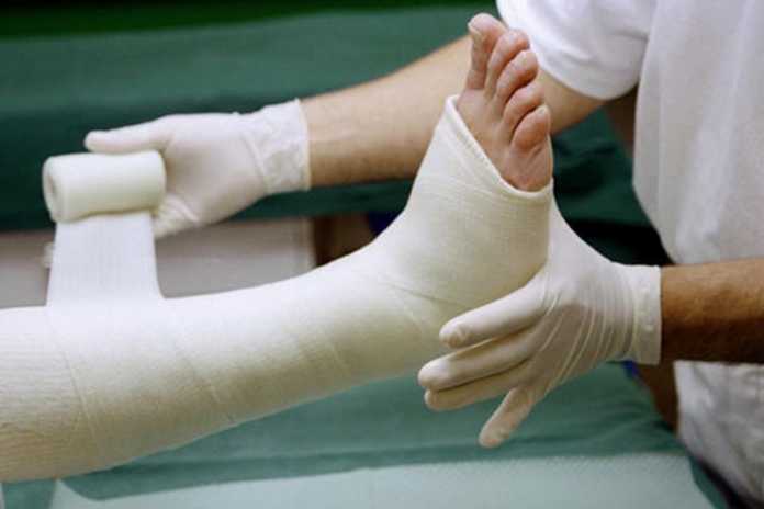 «Пензлюй на одній нозі на інший кінець міста» - у Львові у 8-їй лікарні не прийняли пацієнтку з переломом