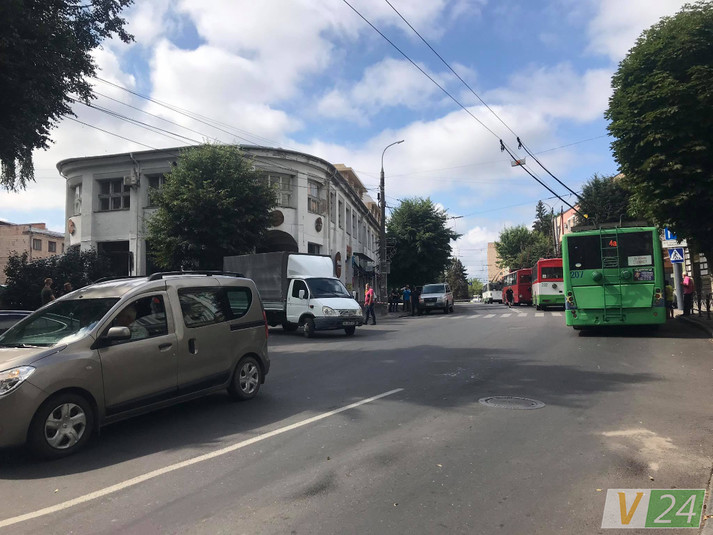 Терорист у Луцьку тримає 20 заручників: люди прикуті наручниками 