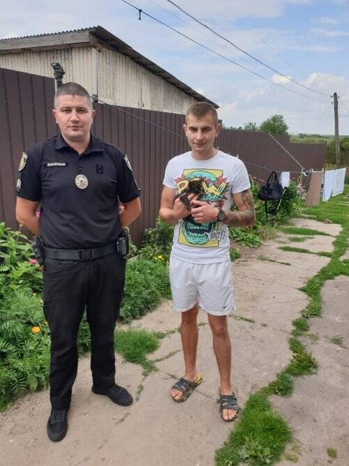 Хлопця, який знущався з тварини, затримала поліція.
