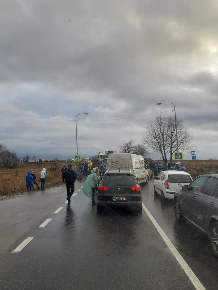 На Львівщині знову заблокували рух на трасі до Івано-Франківська (ФОТО) - Четверта студія