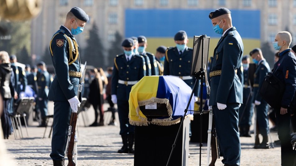 Зеленський відзначив медалями загиблих в Ан-26 та курсанта, який вижив Зеленський відзначив медалями загиблих в Ан-26 та курсанта, який вижив