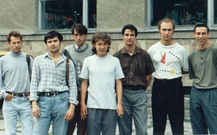 Святослав Вакарчук з одногрупниками (другий зліва)
