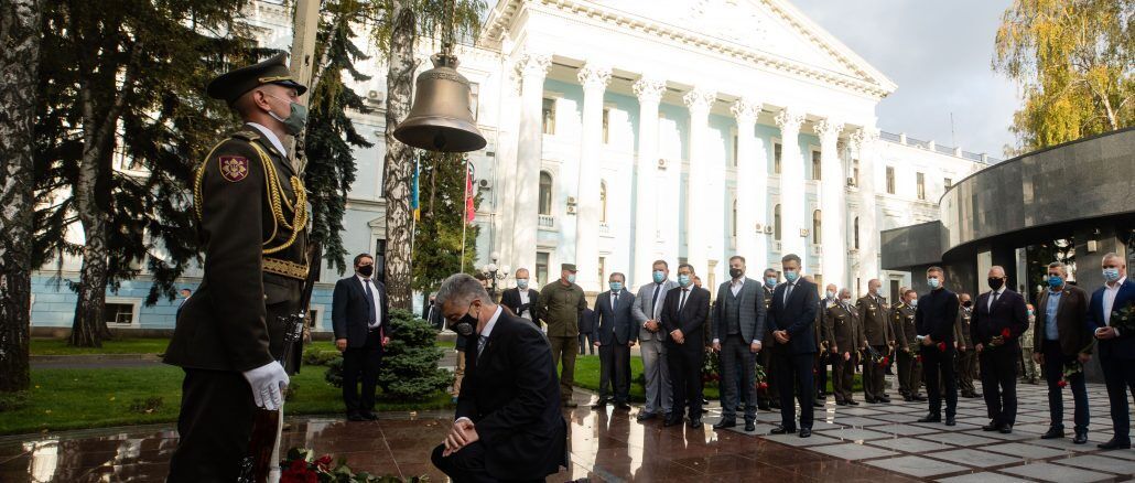 Петро Порошенко вшанував загиблих захисників України.