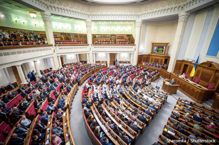 Верховна Рада запропонує уряду скасувати карантин вихідного дня
